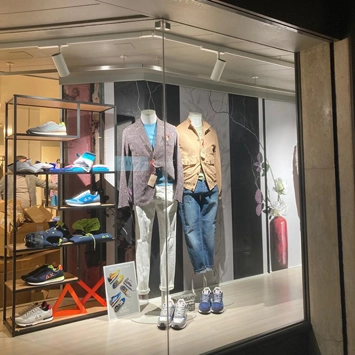 Illuminazione su misura per un negozio di abbigliamento